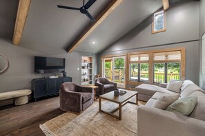 TV, offices - Modern Lakehouse • Hot Tub & Barrel Sauna (Linden)