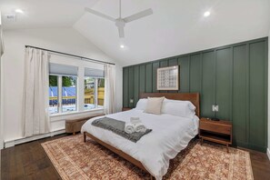 5 quartos, escrivaninha, ferros/tábuas de passar roupa, berço de viagem