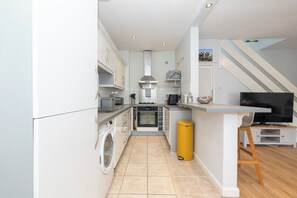 Frigorífico, microondas, horno y placa de cocina