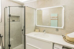 Studio, 1 lit double, cuisinette | Salle de bain | Douche, articles de toilette (gratuits), séchoir à cheveux