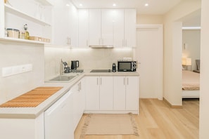 Studio, 1 lit double, coin cuisine | Coin cuisine privé | Mini réfrigérateur, micro-ondes, plaque de cuisson, lave-vaisselle