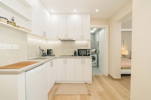 Studio, 1 Double Bed, Kitchenette | Blackout drapes, iron/ironing board, free WiFi