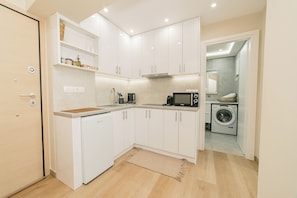 Studio, 1 lit double, coin cuisine | Coin cuisine privé | Mini réfrigérateur, micro-ondes, plaque de cuisson, lave-vaisselle