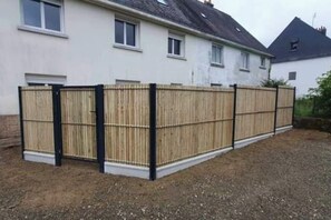A house with a fenced garden area. - Le P'tit KOZHI - Beaches & Forest (Plouay)