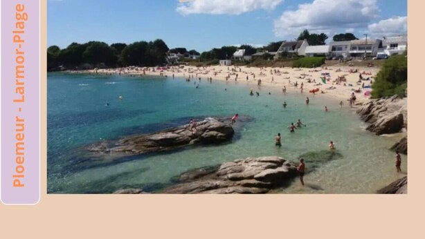 Una spiaggia con acqua cristallina, rocce e persone.