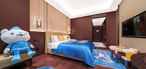 Quarto casal design, vista para o jardim | Escrivaninha, espaço de trabalho para notebook, cortinas blackout