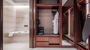 Executive Suite, Courtyard View | Wardrobe