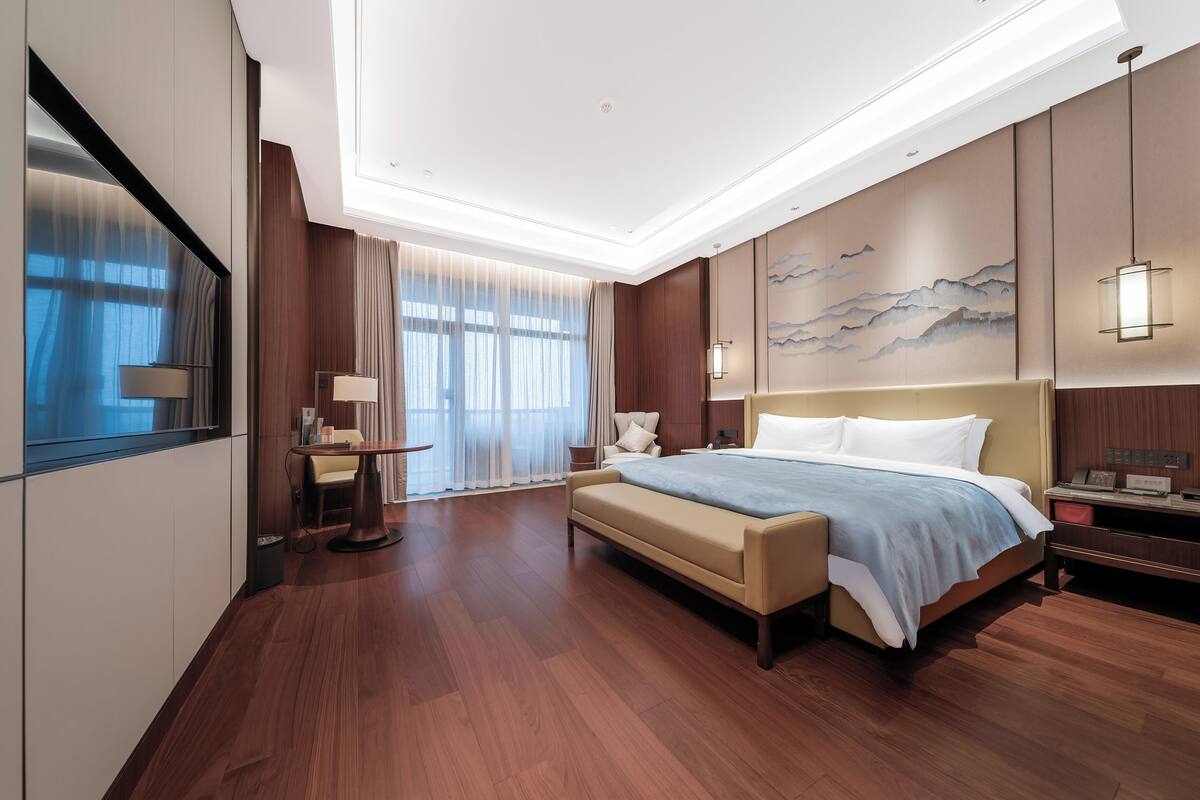 Executive Suite, Courtyard View | Desk, laptop workspace, blackout curtains, soundproofing