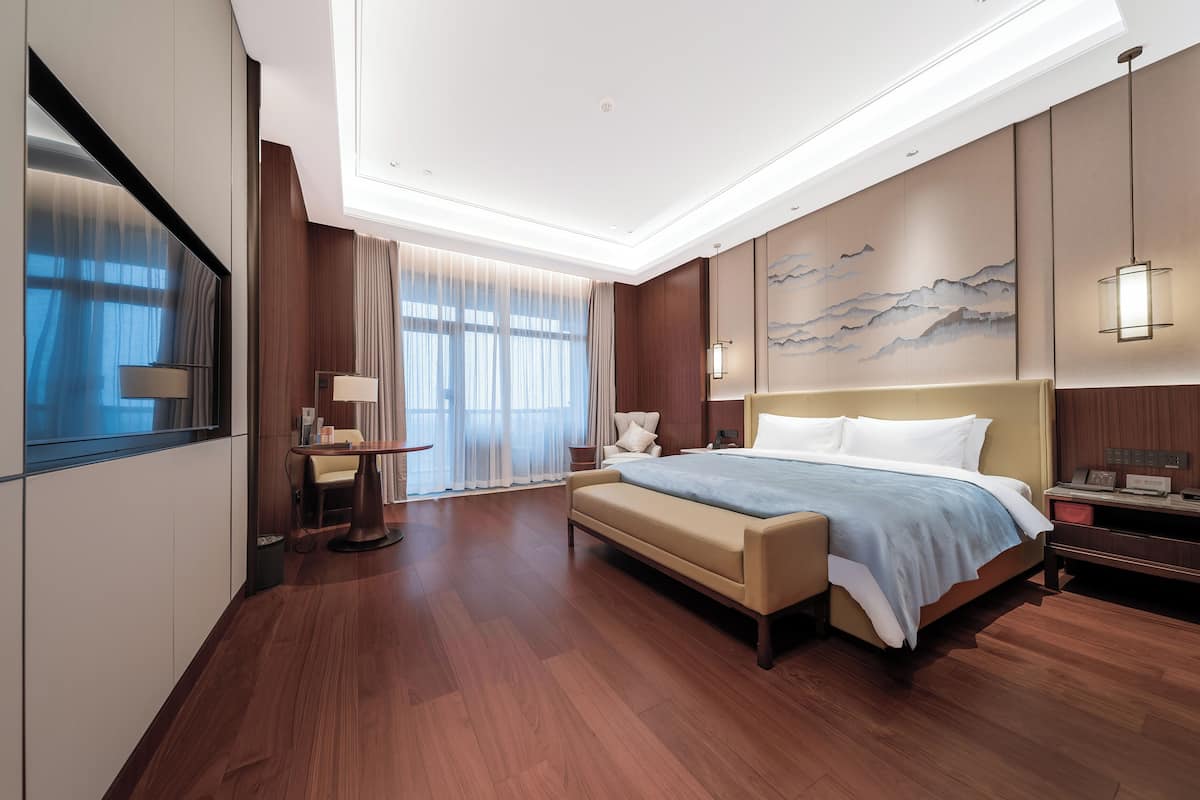Executive Suite, Courtyard View | Desk, laptop workspace, blackout curtains, soundproofing