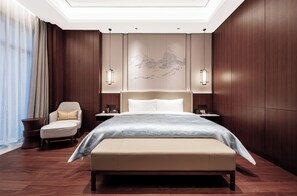 Suite luxueuse, vue sur la cour intérieure | Bureau, espace de travail pour ordinateurs portables