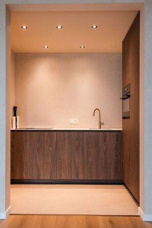 Mikrobølgeovn, ovn, kokeplater og oppvaskmaskin