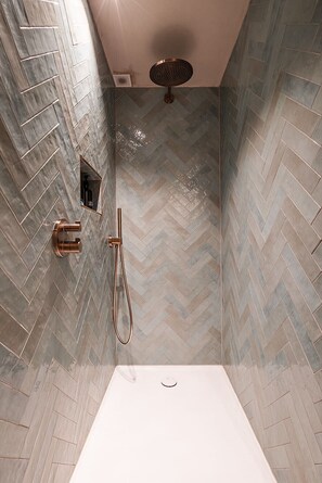 Douche, sèche-cheveux, serviettes fournies, savon