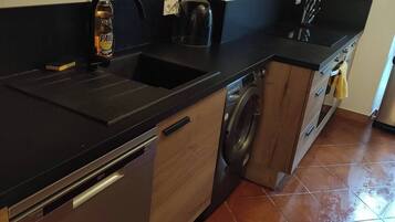 Microondas, horno, placa de cocina y lavavajillas