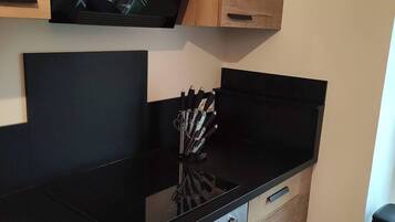 Microondas, horno, placa de cocina y lavavajillas