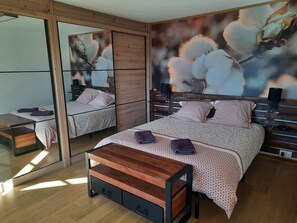 3 chambres, bureau, fer et planche à repasser, lit parapluie