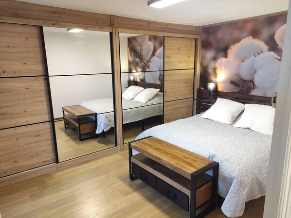3 slaapkamers, een strijkplank/strijkijzer, gratis wifi, beddengoed