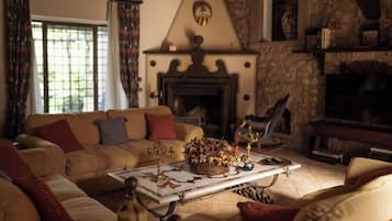 Superior villa | Een kluis op de kamer, een bureau, een laptopwerkplek