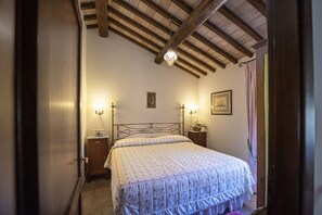 Vila clássica, 2 quartos | Cofres nos quartos, escrivaninha, espaço de trabalho para notebook