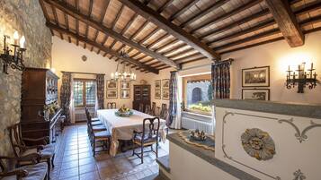 Villa Superior | Una cassaforte in camera, una scrivania, postazione laptop