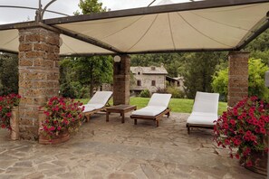 Deluxe villa | Een kluis op de kamer, een bureau, een laptopwerkplek