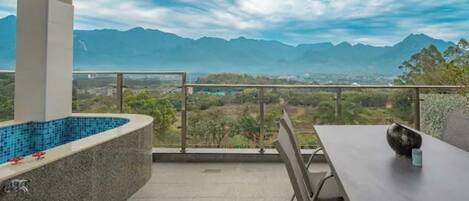 Premier Twin kamer, uitzicht op heuvels | Privéspabad