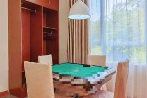 Een bureau, een laptopwerkplek, verduisterende gordijnen, gratis wifi