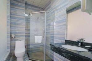 Shower, free toiletries, hair dryer, slippers - GANGZHOU BENZYOO B&B Baishuizhai (Guangzhou)