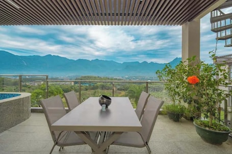 Premier Twin Room, Hill View | Desk, laptop workspace, blackout drapes, free WiFi