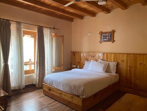 Habitación estándar con 1 cama doble o 2 individuales, vistas a la montaña | Escritorio, tabla de planchar con plancha, wifi gratis
