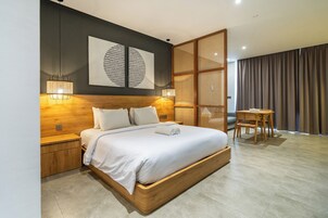 Suite | Desk, free WiFi