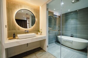 Suite | Bathroom | Towels, soap, shampoo, toilet paper - Forseti Athena by ARM One Hundred (Seminyak)