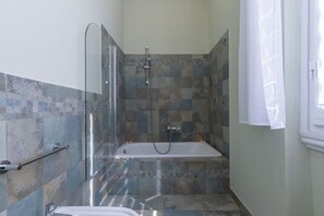 Shower, bidet - Elegant Duplex in Florence (Firenze)