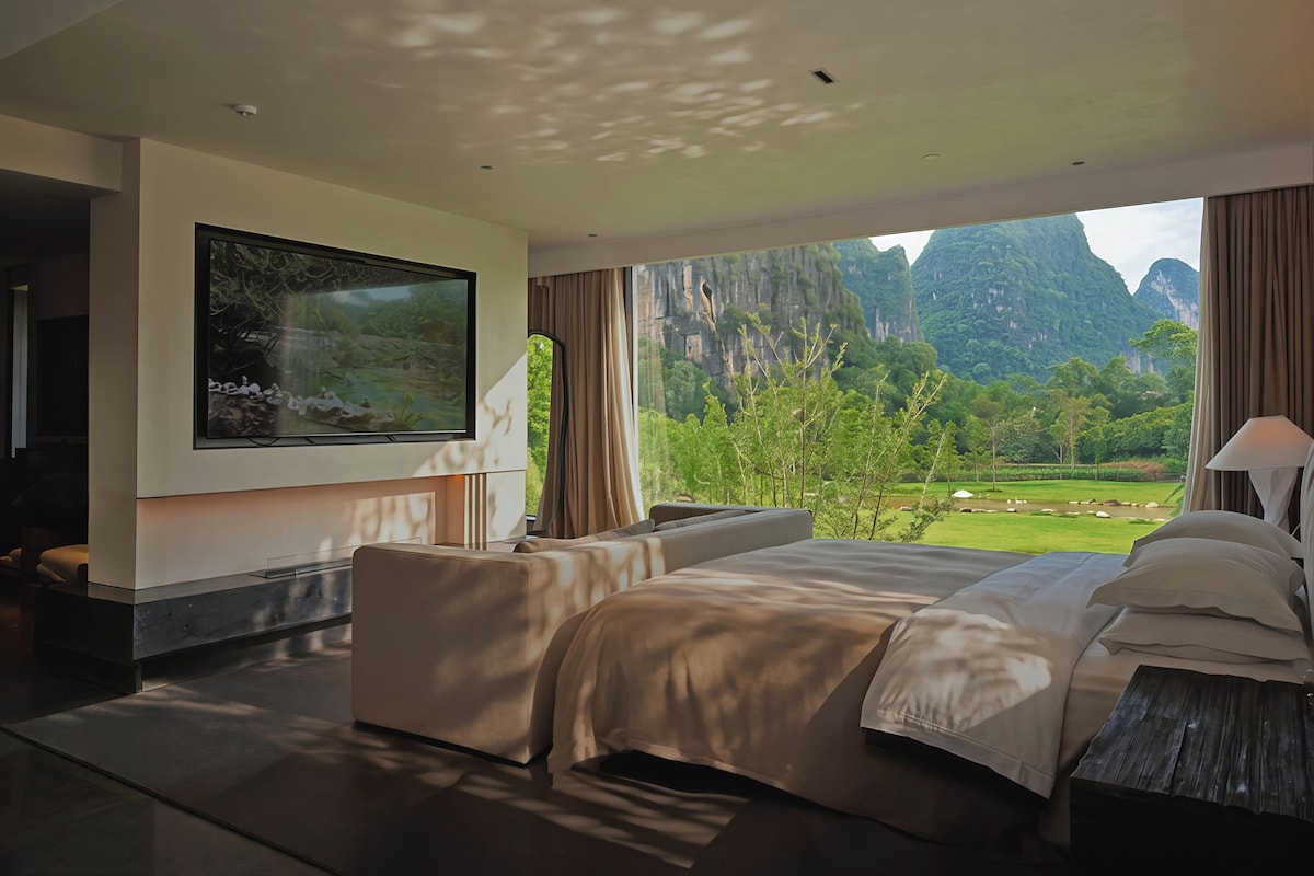 Family Suite, Hill View | Desk, laptop workspace, blackout drapes, soundproofing