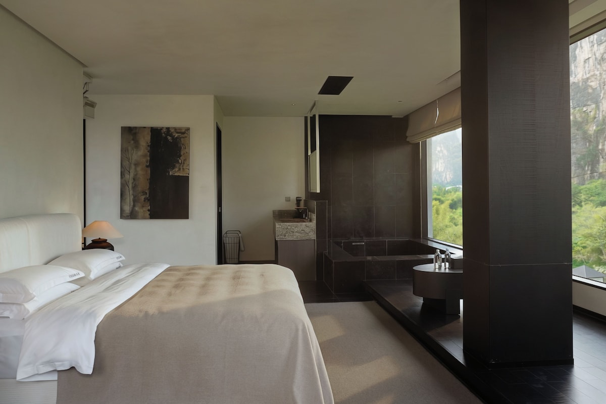 Senior Suite, Hill View | Desk, laptop workspace, blackout drapes, soundproofing