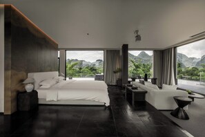 Suite panorámica, vistas a la colina | Escritorio, espacio para trabajar con un portátil, cortinas opacas