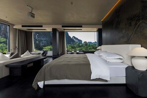 Panoramic Suite, Hill View | Desk, laptop workspace, blackout drapes, soundproofing