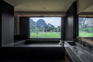 Senior-Doppelzimmer, Hügelblick | Badezimmer | Kostenlose Toilettenartikel, Haartrockner, Hausschuhe, Handtücher