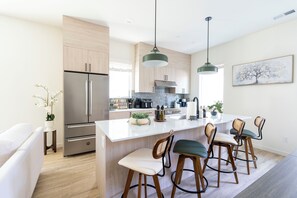 Micro-ondes, four, plaque de cuisson, lave-vaisselle
