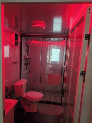 Douche, serviettes fournies, savon, papier toilette