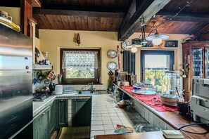 Réfrigérateur, micro-ondes, plaque de cuisson, lave-vaisselle