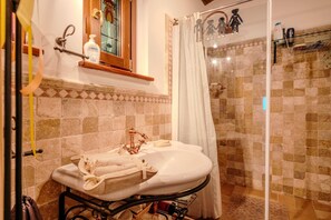 Shower, bidet - Liberty Style Villa in Marche with private pool (Tolentino (MC))