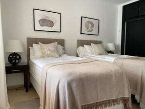 2 slaapkamers, een bureau, een strijkplank/strijkijzer, gratis wifi