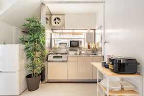 Apartamento família | Cozinha privada | Geladeira grande, micro-ondas, cooktop, torradeira