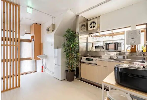 Apartamento família | Cozinha privada | Geladeira grande, micro-ondas, cooktop, torradeira