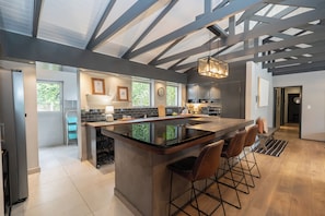 Frigorífico, horno, placa de cocina y lavavajillas