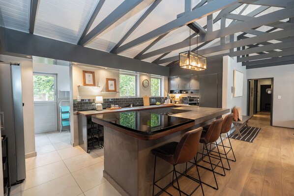 Réfrigérateur, four, plaque de cuisson, lave-vaisselle