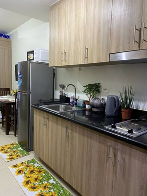 Geladeira, micro-ondas, cooktop, talheres/pratos/utensílios de cozinha
