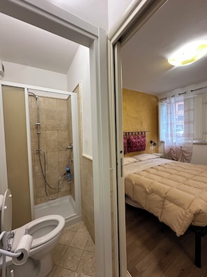 Douche, sèche-cheveux, serviettes fournies, savon
