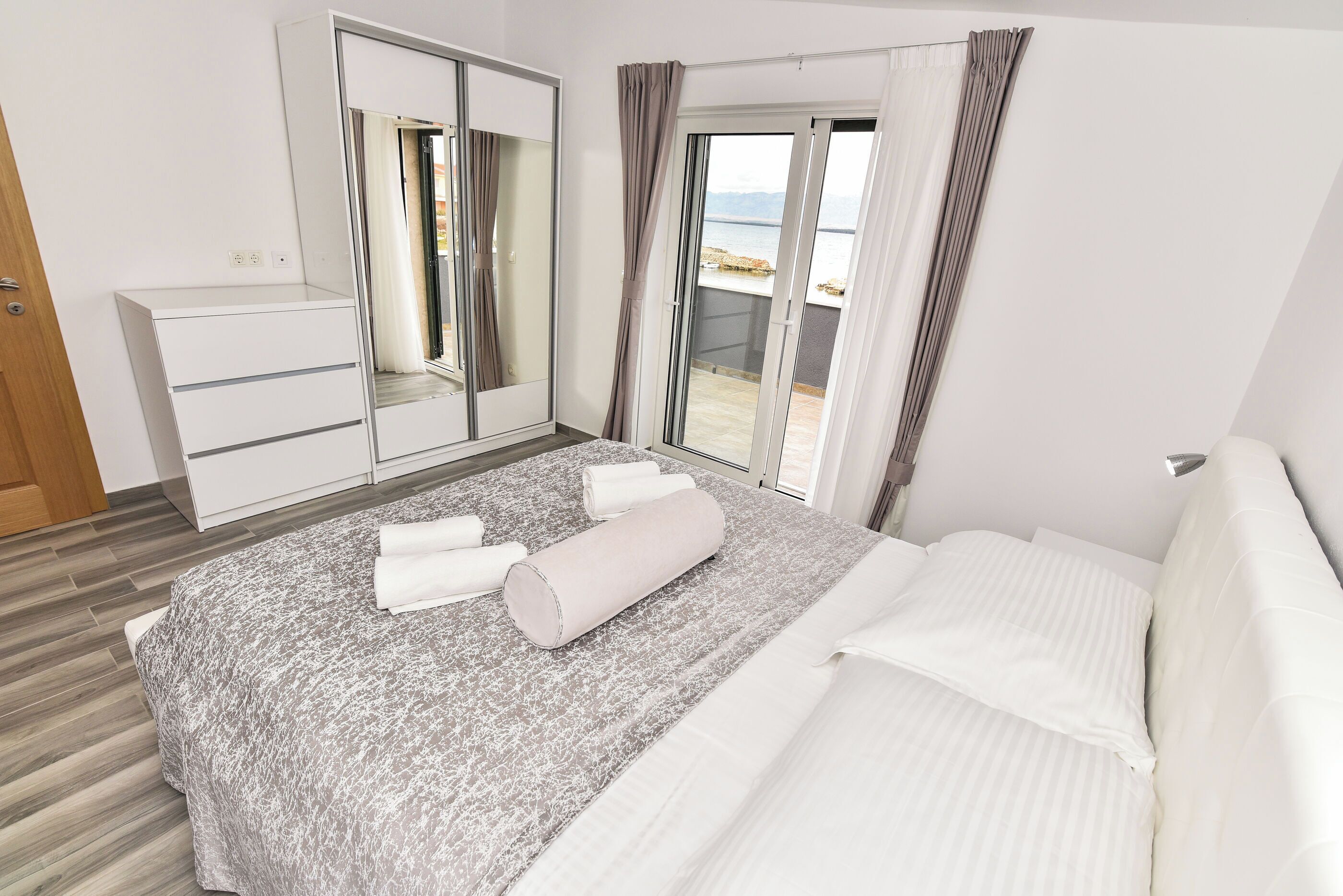 5 bedrooms, iron/ironing board, Internet, bed sheets