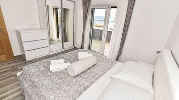 5 bedrooms, iron/ironing board, Internet, bed sheets